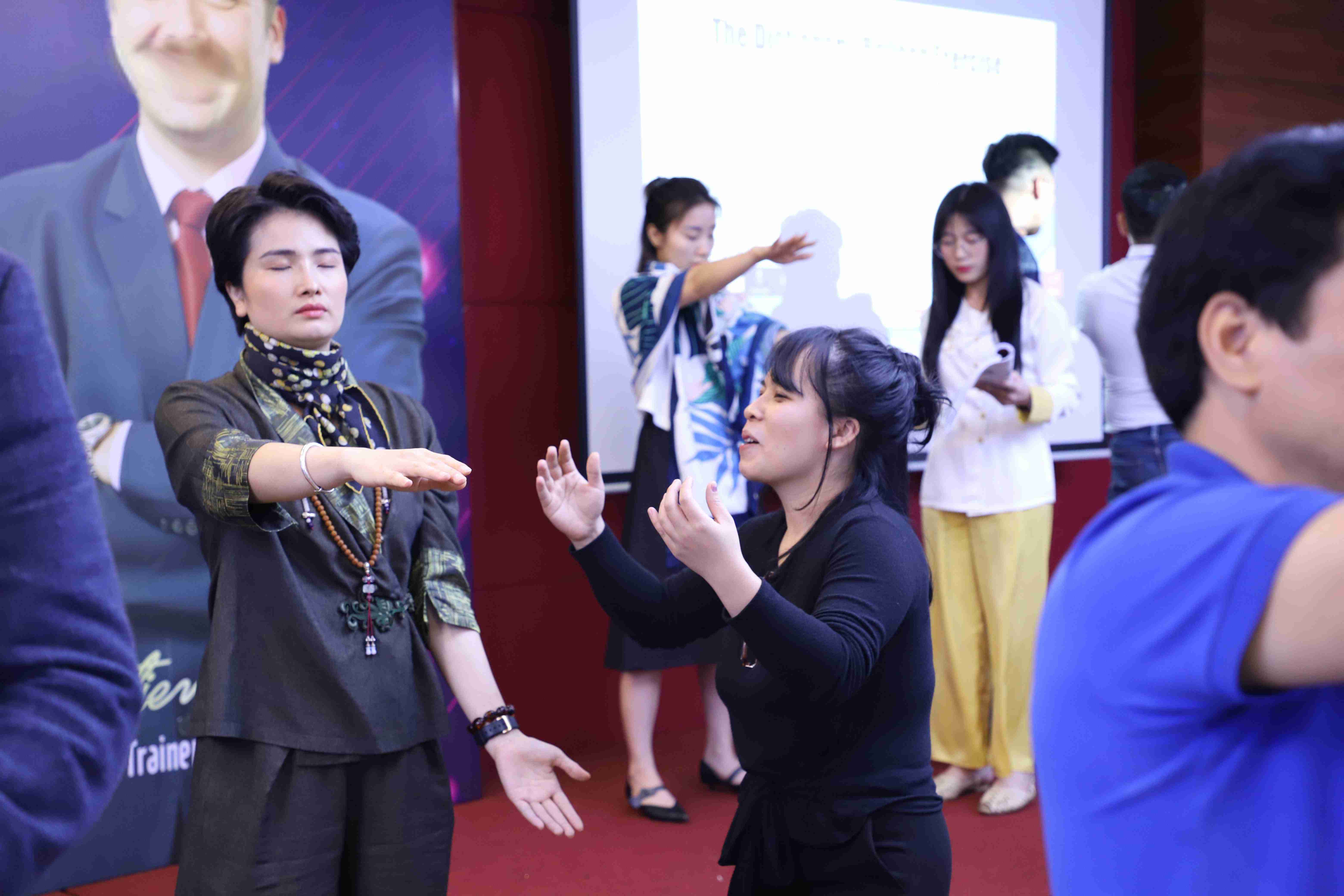 Picture of a hypnotherapy certification course explaining what is hypnotherapy.